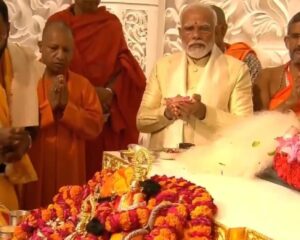 Suzanne Bernert Instagram - जय श्री राम 🙏 chants of Ram & Sita 🙏 just imagine in every nook and corner of Bharat and even in places abroad...what kind of spiritual energy is rising... Hopefully, wrapping our planet in much needed positivity and blessed vibes 🚩🛕
#RamMandirPranPratishta
Credit Screenshots @news18hindi @doordarshannews
.
.
.
#ramaayenge
#ayodhyarammandir🚩
#AyodhyaRamMandir #narendramodi #bharat