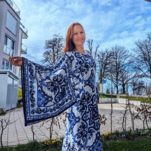 Suzanne Bernert Instagram - Windy,blue day perfect with the matching dress 👗 from the print to the fit I adore this dress... Best for travel as it doesn't wrinkle easily! What is super important for me is when I attend events many times there is no time to send an outfit for ironing. The Kaftan is soft and cool on the skin. Greek look #greekinspired
.
.
.
#kaftan #bluekaftan #dressstyler #collabedits #bluedress💙 #suzannebernert #isnyimallgäu #fabover50 #noironing #travelinstyle #QueenHelena #rajasthanistyle