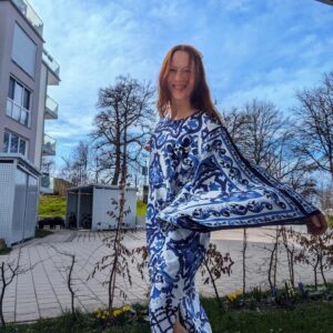 Suzanne Bernert Instagram - Windy,blue day perfect with the matching dress 👗 from the print to the fit I adore this dress... Best for travel as it doesn't wrinkle easily! What is super important for me is when I attend events many times there is no time to send an outfit for ironing. The Kaftan is soft and cool on the skin. Greek look #greekinspired
.
.
.
#kaftan #bluekaftan #dressstyler #collabedits #bluedress💙 #suzannebernert #isnyimallgäu #fabover50 #noironing #travelinstyle #QueenHelena #rajasthanistyle
