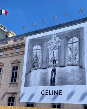 Suzanne Lindon Instagram - Paris, École Militaire : ce qu’on appelle avoir la grosse tête!