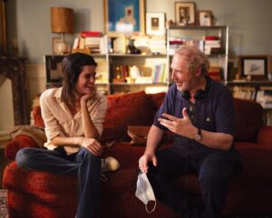 Suzanne Lindon Instagram - Arnaud Desplechin ❤️ Ma rencontre. Le regard le plus précieux. Il m’a offert le personnage de Lydia, et maintenant, elle est à vous. Je l’ai aimée de toutes mes forces et c’est avec une émotion infinie que je vous la confie. 
EN THÉRAPIE SORT AUJOURD’HUI sur @arte.tv et c’est pour vous. 

Merci. ❤️ @toledanonakache @filmsdupoisson @claralemaireanspach @magicmary2000 @clemencemadeleineperdrillat @artefr  et de tout mon cœur, merci Frédéric.