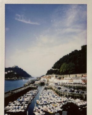 Suzanne Lindon Instagram - cartes postales d’Espagne - te quiero San Sebastián 💌 @sansebastianfes