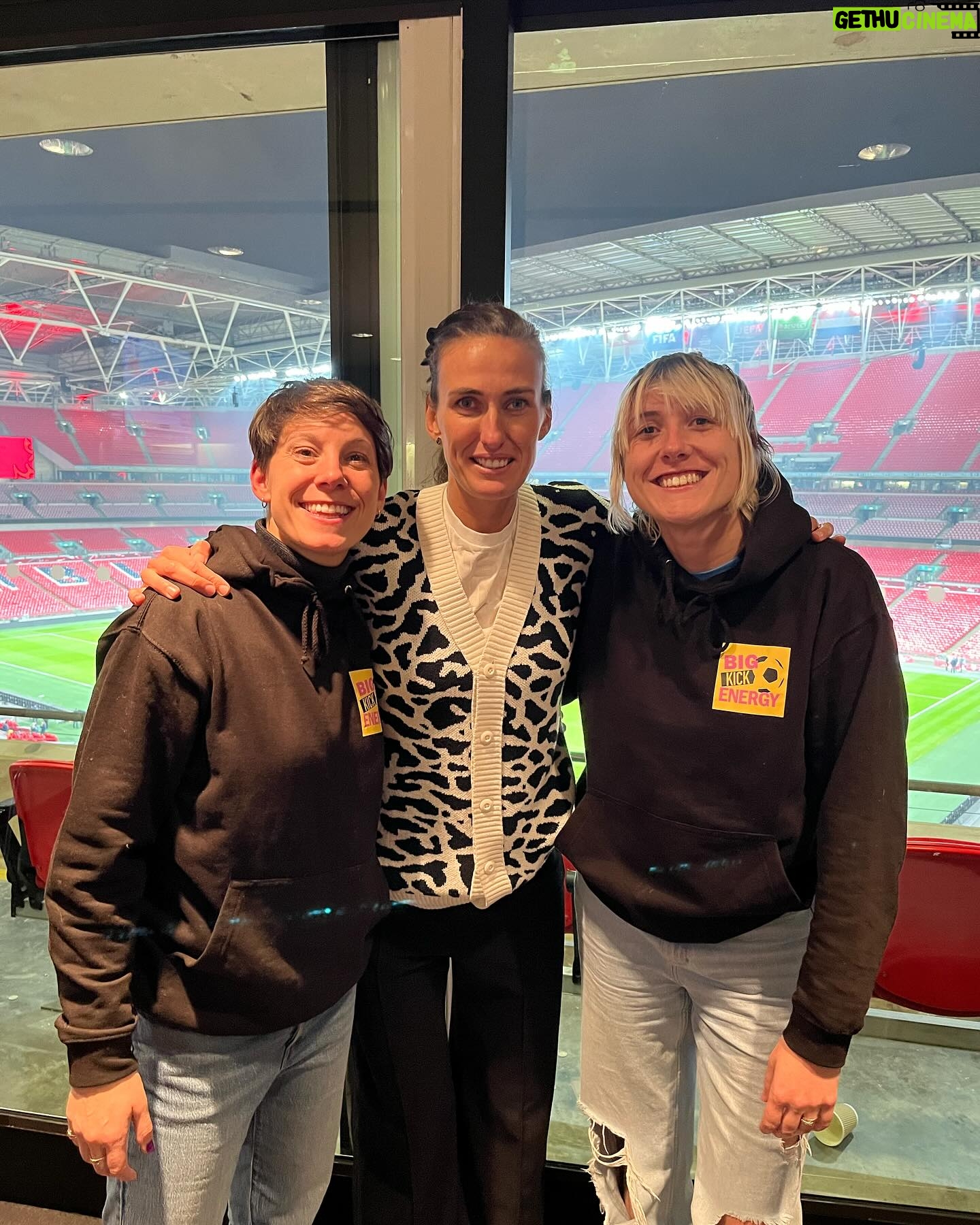Suzi Ruffell - 4K Likes - An incredible night at Wembley.
And wonderful to meet so many @bigkickenergypod fans at the match. Thanks to the fans association for inviting us along pre game.
❤️ @lionesses