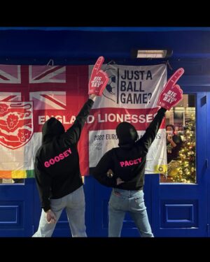 Suzi Ruffell Instagram - An incredible night at Wembley. 
And wonderful to meet so many @bigkickenergypod fans at the match. Thanks to the fans association for inviting us along pre game. 
❤️ @lionesses