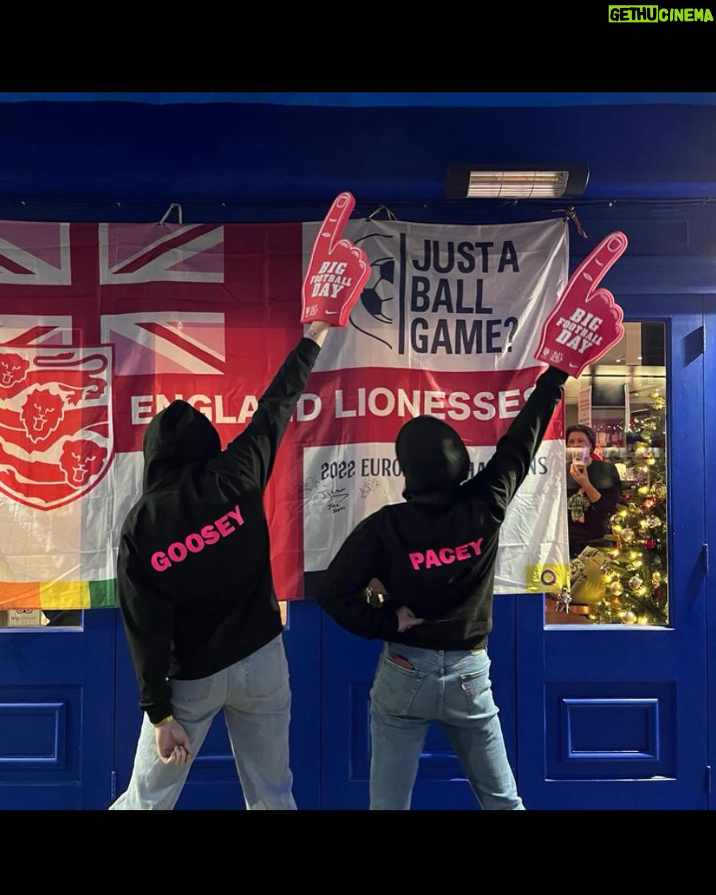 Suzi Ruffell - 4K Likes - An incredible night at Wembley.
And wonderful to meet so many @bigkickenergypod fans at the match. Thanks to the fans association for inviting us along pre game.
❤️ @lionesses