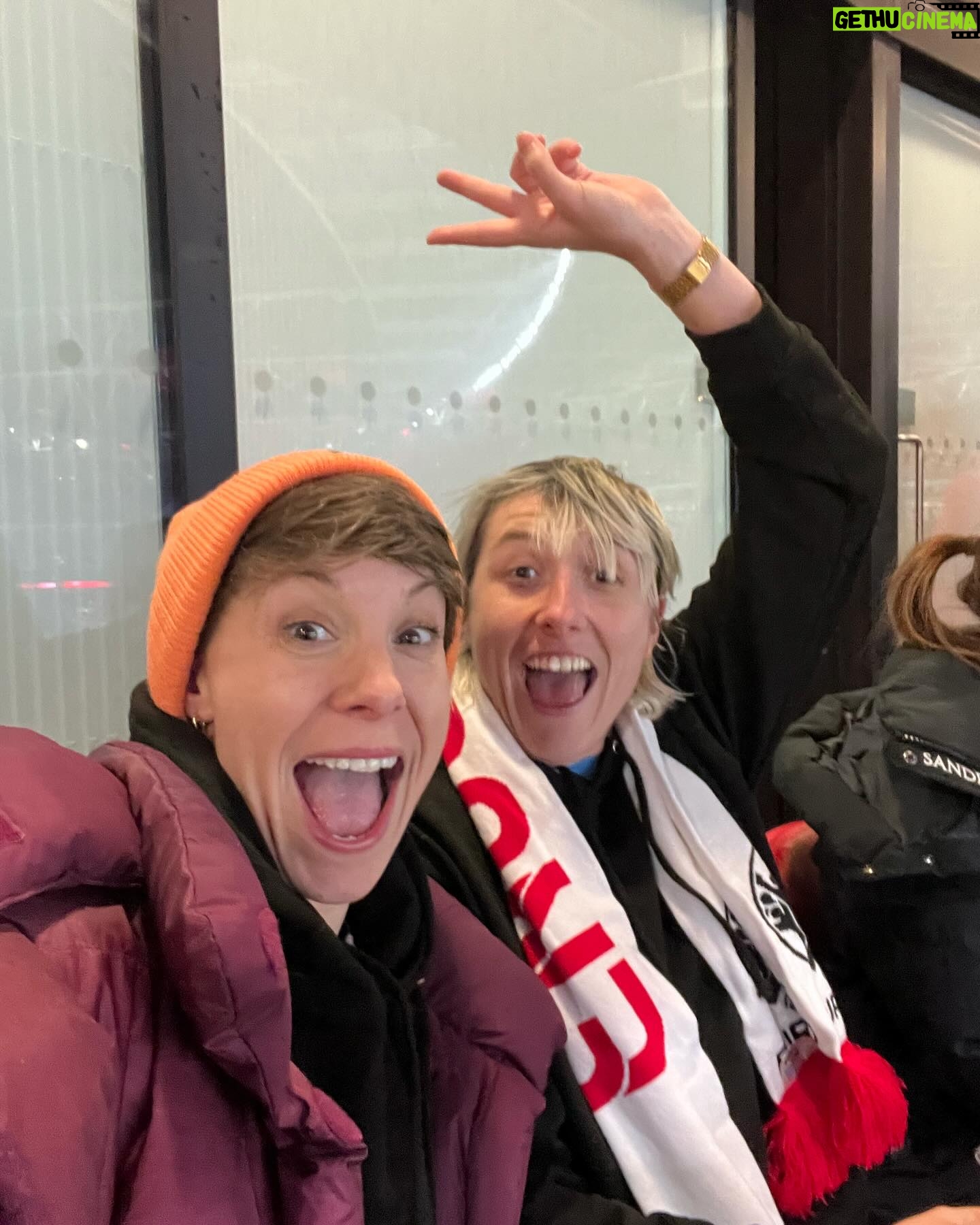 Suzi Ruffell - 4K Likes - An incredible night at Wembley.
And wonderful to meet so many @bigkickenergypod fans at the match. Thanks to the fans association for inviting us along pre game.
❤️ @lionesses