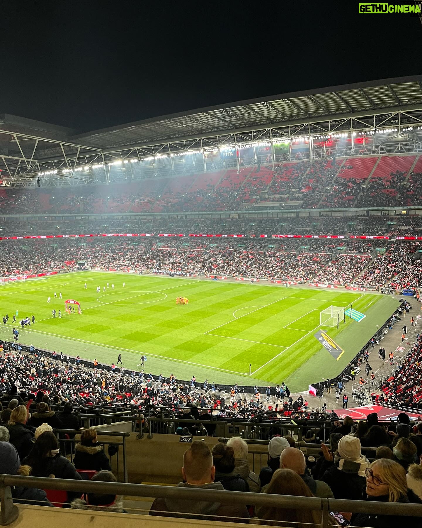 Suzi Ruffell - 4K Likes - An incredible night at Wembley.
And wonderful to meet so many @bigkickenergypod fans at the match. Thanks to the fans association for inviting us along pre game.
❤️ @lionesses