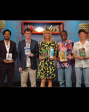 Suzi Ruffell Instagram - Tonight BBC2 at 7pm catch me on the excellent TV book club Between The Covers hosted my the marvellous @djsaracox 
I chatted about one of my favourite books of year The Seven Husbands of Evelyn Hugo by @tjenkinsreid 

👰‍♀️ 🧍‍♂️ 🧍‍♂️ 🧍‍♂️ 🧍‍♂️ 🧍‍♂️ 🧍‍♂️ 🧍‍♂️ 👩‍❤️‍👩