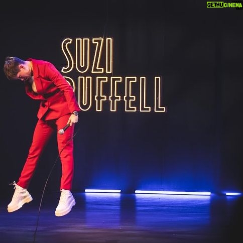 Suzi Ruffell - 2.7K Likes - Never let it be said that I won’t commit my whole body to a joke.
The final pic is the best back stage gang you could dream of.
Thank you to @eamonruskins for the excellent 📸