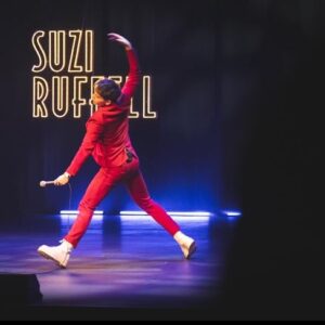 Suzi Ruffell Instagram - Never let it be said that I won’t commit my whole body to a joke. 
The final pic is the best back stage gang you could dream of. 
Thank you to @eamonruskins for the excellent 📸