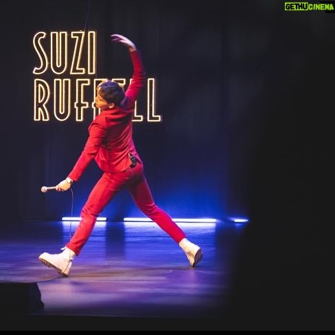 Suzi Ruffell - 2.7K Likes - Never let it be said that I won’t commit my whole body to a joke.
The final pic is the best back stage gang you could dream of.
Thank you to @eamonruskins for the excellent 📸