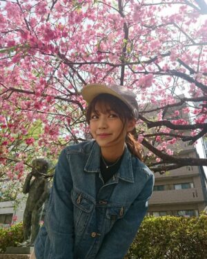 Suzuko Mimori Instagram - 今年の私、と、5年前の私
同じ木の下で同じマネージャーさんが撮ってくれました🌸
あと後ろの可愛い銅像も同じ😂
新年度、新しい生活が始まったみなさんは慣れて来ましたか？
もしまだ馴染めてなくても大丈夫！人間関係って時間が育ててくれるものだもんね♪自分が相手のことを拒否しない限り、進展していくと思うんだ🌸
合わないかもなぁと思っても、数年後には仲良しかも…
無理せず楽に行こ！
#mimorisuzuko