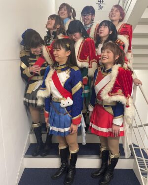 Suzuko Mimori Instagram - 本番中って時の流れがゆっくりだったんだけど、もう千秋楽から1週間経ったの！？🥲✨
衣装を着たらいつでも舞台少女！そして、シャッターの瞬間にくしゃみするやつ🤣二重アゴーーー😂😂😂
#スタァライト