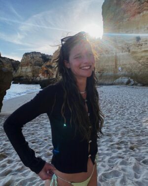 Svenja Jung Instagram - 🌊 🌞charging…
Beaches   most beautiful house in Portugal   @anavonluna’s birthday   new hair for new 🎬 
Have a lovely Sunday. Fica tudo bem.