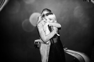 Svenja Jung Instagram - Mit der coolsten Frau auf dieser Welt @chriskafranz 🔥
Vielen, vielen Dank 🍾
#goldenehenne #derpalast 

👗: @dior 🙏🏼
👂🏼: @pearloctopuss.y 🙏🏼
Styling: @maria_thomas_stylist 
Hm: @ninaakalin 
♥️

📸: @clemensporikys ✨🤞🏼