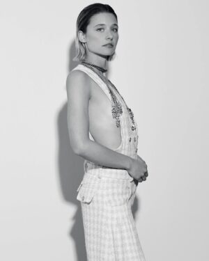Svenja Jung Instagram - Another round @zoomagazine 🖤🤍
#ISSUE79 
.
.
.
📸 @roger_rich_photographer 
Styling: @camille.franke 
H&M: @ya_to_the_el 
🤗

Beste: @silviaschumacherpr 🎈