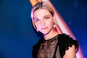 Svenja Jung Instagram - Mit der coolsten Frau auf dieser Welt @chriskafranz 🔥
Vielen, vielen Dank 🍾
#goldenehenne #derpalast 

👗: @dior 🙏🏼
👂🏼: @pearloctopuss.y 🙏🏼
Styling: @maria_thomas_stylist 
Hm: @ninaakalin 
♥️

📸: @clemensporikys ✨🤞🏼
