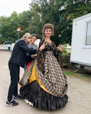 Svenja Jung Instagram - THE EMPRESS / DIE KAISERIN now on @netflixde 💎🤞🏼
Auf dem Bild bin ich zusammen mit der großartigsten Kostümbildnerin @direumer Gabriela Reumer. Bin ganz stolz und dankbar ein kleiner Teil dieser großen Serie sein zu dürfen.
♥️
