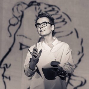 Svetlana Surganova Instagram - «Он победил и время, и пространство» 

(с) Анна Ахматова 

Сегодня день рождения светила русской поэзии, Александра Сергеевича Пушкина! 

Вся страна, а то и весь мир отмечают 225-летие со дня рождения великого поэта. Светлана сегодня выступает на закрытой встрече резидентов ПушкинРядом, а мы хотим вспомнить события прошлых лет, посвященные этому памятному дню. 

В июне 2017 года «Сурганова и Оркестр» выступали на Всероссийском Пушкинском празднике поэзии в Михайловском, а перед концертом успели посетить экскурсию о возрождении души поэта и могилу А.С. Пушкина. 

Кусочки вдохновляющего выступления в энергетически заряженном месте можно посмотреть здесь.

В 2020 году Светлана провела целую экскурсию по Пушкинским местам: здесь и интересные исторические факты, и чтение стихов, и театральные зарисовки с участием молодых актеров в самых знаменитых местах. Обязательно посмотрите или пересмотрите — очень вдохновляет! 

В 2021 году в ПушкинРядом состоялся музыкально-поэтический вечер, на котором Светлана уже была не в роли рассказчика, а в роли зрителя :) Маргарита Бычкова и её студенты, выпускники Санкт-Петербургского Университета кино и телевидения, читали «Медного всадника», отрывки из «Маленьких трагедий» и другие произведения Александра Сергеевича. 

Если вы еще не «пушкинист», пересмотрите свои взгляды. Нырнуть в творчество поэта и потеряться от восторга можно в любом возрасте! 

P.S. Копирайтер как-то спросила у своей бабушки-журналиста, если бы у нее забрали все книги и оставили только одного автора, кто бы это был? Ну вы поняли…) 
 
#светланасурганова 
#сургановаиоркестр 
#артпространство 
#клубпушкинрядом
#пушкин