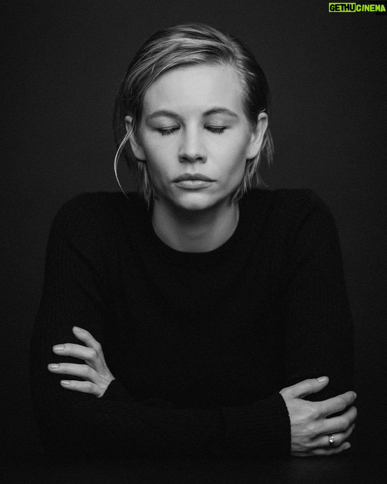 Svetlana Ustinova - 3.4K Likes - В предверии выхода фильма «Время года зима», в основу которого положены отношения матери и дочери, где болезнь Альцгеймера матери парадоксальным образом восстанавливает связь между ними,
собрала несколько фильмов, в которых главные герои так же подвержены этой болезни.
«Все ещё Элис» Ричард Галцер
«Вихрь» Гаспар Ноэ
«Неизбранные дороги» Салли Поттер
«Отец» Флориан Зеллер
Может быть вы мне подскажете, какие ещё есть фильмы, затрагивающие эту тему.
«Время года зима» в кино с 24 ноября