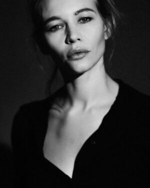 Svetlana Ustinova Instagram - Дорогие друзья, приглашаю на свой спектакль «Анна и Лев»
26 января | 19.00 | 7 pm 

Лос Анджелес @paper_plastik 
 
Билеты по ссылке в шапке профиля 

Мать и сын. Анна Ахматова и Лев Гумилёв. Спектакль о сложном и неоднозначном отношении сына к той - кто для него просто мама, а для всех - великая Анна Ахматова. 

Текст - Ольга Хенкина @khenkina ; Светлана Устинова 
Режиссер - Ольга Хенкина 
Актриса- Светлана Устинова