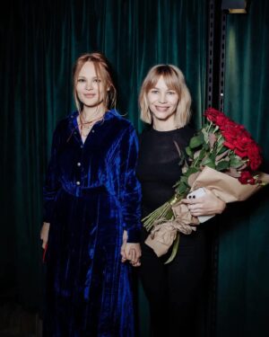Svetlana Ustinova Instagram - Состоялись премьерные  показы моего режиссёрского дебюта «Время года зима»! 

Благодарность и любовь каждому человеку, причастному к созданию и выпуску фильма! Спасибо за поддержку нашим партнерам, друзьям и коллегам! 🍀

с 24 ноября во всех кинотеатрах! Приятного просмотра 🤍

Фото @ugolphoto
Выход @yuliawave.brand 
Стрижка @pavelnatsevich 
Макияж @kirillova.nastasia 
Укладка @nasti_novik