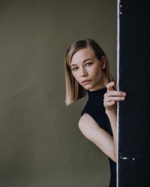 Svetlana Ustinova Instagram - 🍀Замечательная статья вышла на @theblueprint.ru «Он в своем мире и в этот мир мне доступа нет»: Как живут люди с деменцией и их родные. И чем отличается деменция от Альцгеймера. 
Ссылка на статью в шапке профиля 
🍀
@dementia_net 
@alzrus 
Фонды занимающиеся вопросами профилактики деменции 

🍀#Времягодазима - фильм, рассказывающий о семье, в которой случилась эта болезнь. Смотреть на @kinopoisk @premier_online @ivi_official 

Photo @slav_no 
Muah @s_shayda