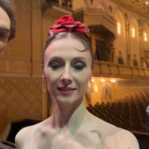 Svetlana Zakharova Instagram - Спасибо Алматы, за гостеприимство❤️ 
Буду скучать.. 

@mr.volchkov 
@artemy.belyakov 
@balletglobe