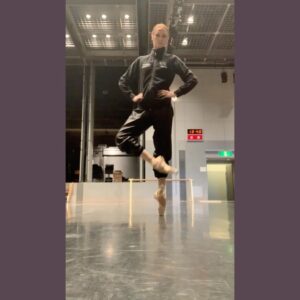 Svetlana Zakharova Instagram - 🩰 🩰 🩰 🩰 🩰 …..

Только вперёд! И ни шагу назад ☝🏻😉

Only forward.  No step back☝🏻😉

#svetlanazakharova 
#светланазахарова

@gaynorminden ❤️

@don_t_stop_dancing