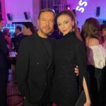 Svetlana Zakharova Instagram - Классный получился праздник, на церемонии вручения ежегодной премии GQ "Мужчина года". Не очень люблю светские мероприятия, редко их посещаю, но в этот раз с удовольствием пришла вместе с @igorchapurin 💕 В дуэте с @malakhov007 мне выпала честь вручать награды лучшим из лучших, по мнению журнала @gqrussia Ведущий церемонии Иван Ургант. Я поздравляю мужской журнал @gqrussia с юбилеем 20 лет! 🎂 И спасибо за приглашение 😉 #светланазахарова #светскоемероприятие