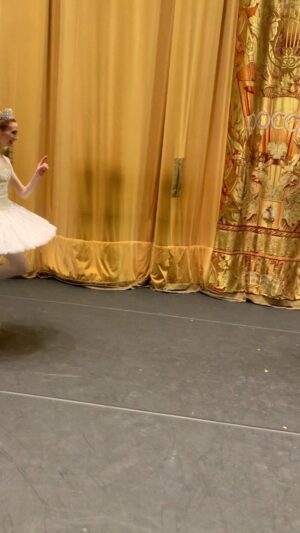Svetlana Zakharova Instagram - Традиционная рубрика "Танцульки после.." 💃🏻🕺
Дорогие друзья! 
Спасибо всем за поздравления, за тёплые восторженные слова после мировой трансляции из @bolshoi_theatre балета Драгоценности! From Russia with love💗 😍 Специально для вас, ещё немного хорошего настроения!!! 🥳🤩😂😉

The traditional heading "Dances after .."💃🏻🕺
 Dear Friends! 
Thanks to everyone for the congratulations, for the warm words after the world broadcast from the @bolshoi_theatre of the ballet Jewels!  From Russia with love 💗😍 
Special for you, a little more good mood!!! 🥳🤩😂😉

@jacopotissi 
#fromrussiawithlove 
#хорошегонастроения 
#танцульки 
#goodmood