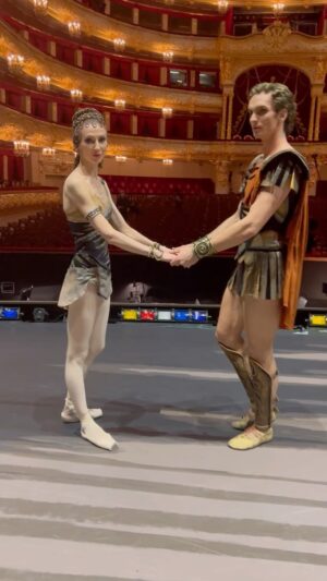 Svetlana Zakharova Instagram - Спартак 7 Ноября. Когда все позади, сцена ещё не остыла, эмоции на пределе, сил почти не осталось… А расходится не хотелось😉
Рубрика "танцульки после спектакля " 💃🏻🕺🩰🥳

Spartacus, November 7th. When everything was over, the stage still warm, emotions at the limit, there was almost no strength left ... 
 Heading "dances after the performance"💃🏻🕺🩰🥳

#svetlanazakharova 
#танцулькипосле