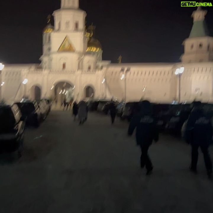 Svetlana Zakharova Instagram - Всех верующих и неверующих, поздравляю с великим Праздником! С Рождеством Христовым!!! ✨✨✨✨✨✨🎄 Мира вам, радости, здоровья душевного и телесного, силы веры и духа!!! Ангела Хранителя на все добрые деяния!!! Храни нас всех Господи ! 🙏🏻🙏🏻🙏🏻🎄🎄🎄 Я встретила этот удивительный Праздник в Новом Иерусалиме. Ночь была тёплой, снежной и звёздной, сказочной и чудесной! Как и должно быть в такой светлый Праздник Рождества! ✨✨✨✨✨✨✨✨ #новыйиерусалим #срождествомхристовым #спраздником