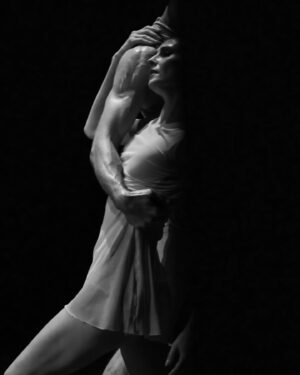 Svetlana Zakharova Instagram - “Silentium" 
”Тишина"
Спектакль рожденный в Большом театре во время пандемии. Сейчас проживаю его по новому. Всё меняется, мысли, мечты, стремления.. 
Silentium Silentium Silentium 

Photos by @bachifa76 
Спасибо 🙏🏻