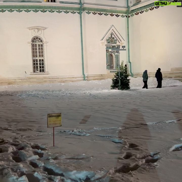 Svetlana Zakharova Instagram - Всех верующих и неверующих, поздравляю с великим Праздником! С Рождеством Христовым!!! ✨✨✨✨✨✨🎄 Мира вам, радости, здоровья душевного и телесного, силы веры и духа!!! Ангела Хранителя на все добрые деяния!!! Храни нас всех Господи ! 🙏🏻🙏🏻🙏🏻🎄🎄🎄 Я встретила этот удивительный Праздник в Новом Иерусалиме. Ночь была тёплой, снежной и звёздной, сказочной и чудесной! Как и должно быть в такой светлый Праздник Рождества! ✨✨✨✨✨✨✨✨ #новыйиерусалим #срождествомхристовым #спраздником