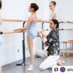 Svetlana Zakharova Instagram - #Repost @sirius.talents with @make_repost ・・・ Приглашаем на январскую программу по хореографии 🩰 Воспитанникам балетных школ необходимо направить видеозапись своих выступлений 🎬 ⏰ Заявки принимаются до 20 ноября Возраст участников программы: 10-19 лет Для отбора необходимо записать на видео: 📎 фрагмент основных частей урока классического танца по программе соответствующего года обучения (не более 3 минут) 📎 хореографическое произведение либо его фрагмент (не более 5 минут) Принимаются соло или дуэты с партнерами, pas de deux, pas de trois Форма одежды при исполнении должна соответствовать уроку классического танца 💫 Занятия в современных хореографических классах пройдут под руководством звёзд и ведущих солистов балета и профессоров балетного искусства #СириусТаланты #SiriusTalents #ИскусствоСириус #ХореографияСириус