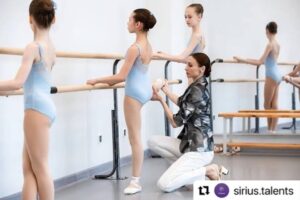 Svetlana Zakharova Instagram - #Repost @sirius.talents with @make_repost
・・・
Приглашаем на январскую программу по хореографии 🩰

Воспитанникам балетных школ необходимо направить видеозапись своих выступлений 🎬

⏰ Заявки принимаются до 20 ноября

Возраст участников программы: 10-19 лет

Для отбора необходимо записать на видео: 

📎 фрагмент основных частей урока классического танца по программе соответствующего года обучения (не более 3 минут) 

📎 хореографическое произведение либо его фрагмент (не более 5 минут)

Принимаются соло или дуэты с партнерами, pas de deux, pas de trois

Форма одежды при исполнении должна соответствовать уроку классического танца

💫 Занятия в современных хореографических классах пройдут под руководством звёзд и ведущих солистов балета и профессоров балетного искусства

#СириусТаланты #SiriusTalents #ИскусствоСириус #ХореографияСириус