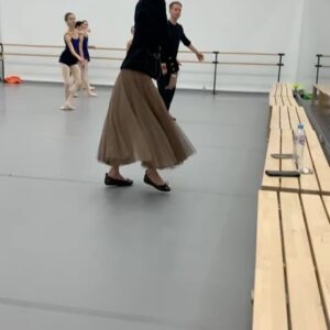 Svetlana Zakharova Instagram - В образовательном центре Сириус, кипит работа! 🩰Все дети, которые приехали к нам, прошли этап отбора и теперь, в течении нескольких недель, имеют уникальную возможность пройти мастер классы у ведущих педагогов России и звезд росийского и мирового балета. Услышать ценные советы и замечания, рекомендации и пожелания, поучаствовать в новых современных постановках и встретиться со своими кумирами. А завершением станет красивый гала концерт с участием выпускников октябрьской смены. Удачи вам всем, мои дорогие!!🤞🏻 (Как жаль, что в моем детстве, ничего подобного не было) #светланазахарова @sirius.talents @sarafan #ялюблюсириус #счастливоедетство #детинашевсе