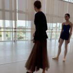 Svetlana Zakharova Instagram - В образовательном центре Сириус, кипит работа! 🩰Все дети, которые приехали к нам, прошли этап отбора и теперь, в течении нескольких недель, имеют уникальную возможность пройти мастер классы у ведущих педагогов России и звезд росийского и мирового балета. Услышать ценные советы и замечания, рекомендации и пожелания, поучаствовать в новых современных постановках и встретиться со своими кумирами. А завершением станет красивый гала концерт с участием выпускников октябрьской смены. Удачи вам всем, мои дорогие!!🤞🏻 (Как жаль, что в моем детстве, ничего подобного не было) #светланазахарова @sirius.talents @sarafan #ялюблюсириус #счастливоедетство #детинашевсе