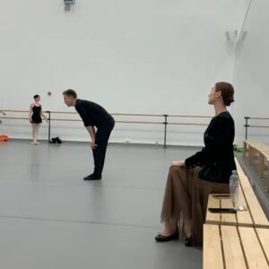 Svetlana Zakharova Instagram - В образовательном центре Сириус, кипит работа! 🩰Все дети, которые приехали к нам, прошли этап отбора и теперь, в течении нескольких недель, имеют уникальную возможность пройти мастер классы у ведущих педагогов России и звезд росийского и мирового балета. 
Услышать ценные советы и замечания, рекомендации и пожелания, поучаствовать в новых современных постановках и встретиться со своими кумирами. А завершением станет красивый гала концерт с участием выпускников октябрьской смены. Удачи вам всем, мои дорогие!!🤞🏻 
(Как жаль, что в моем детстве, ничего подобного не было) 

#светланазахарова 
@sirius.talents 
@sarafan 
#ялюблюсириус 
#счастливоедетство 
#детинашевсе