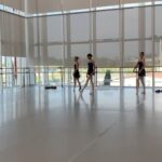 Svetlana Zakharova Instagram - В образовательном центре Сириус, кипит работа! 🩰Все дети, которые приехали к нам, прошли этап отбора и теперь, в течении нескольких недель, имеют уникальную возможность пройти мастер классы у ведущих педагогов России и звезд росийского и мирового балета. Услышать ценные советы и замечания, рекомендации и пожелания, поучаствовать в новых современных постановках и встретиться со своими кумирами. А завершением станет красивый гала концерт с участием выпускников октябрьской смены. Удачи вам всем, мои дорогие!!🤞🏻 (Как жаль, что в моем детстве, ничего подобного не было) #светланазахарова @sirius.talents @sarafan #ялюблюсириус #счастливоедетство #детинашевсе