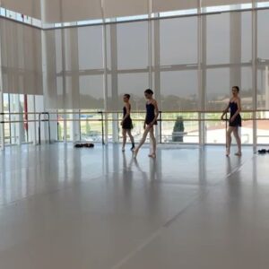Svetlana Zakharova Instagram - В образовательном центре Сириус, кипит работа! 🩰Все дети, которые приехали к нам, прошли этап отбора и теперь, в течении нескольких недель, имеют уникальную возможность пройти мастер классы у ведущих педагогов России и звезд росийского и мирового балета. 
Услышать ценные советы и замечания, рекомендации и пожелания, поучаствовать в новых современных постановках и встретиться со своими кумирами. А завершением станет красивый гала концерт с участием выпускников октябрьской смены. Удачи вам всем, мои дорогие!!🤞🏻 
(Как жаль, что в моем детстве, ничего подобного не было) 

#светланазахарова 
@sirius.talents 
@sarafan 
#ялюблюсириус 
#счастливоедетство 
#детинашевсе