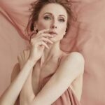 Svetlana Zakharova Instagram - Настроение дня.. Mood of the day… #moodoftheday #svetlanazakharova Photo @tuponogova_volkova Hair and makeup @eugenia_lenz