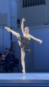 Svetlana Zakharova Instagram - Ещё немного танцев 🩰 ✨✨✨✨✨✨ A little more dance🩰 Music: Handel Choreographer: Mauro Bigonzetti Costume design: @helenademedeiros_artist