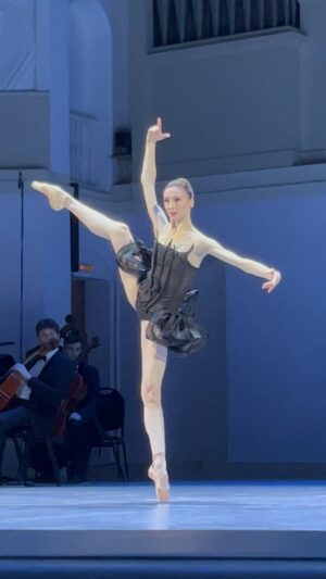 Svetlana Zakharova Instagram - Ещё немного танцев 🩰
✨✨✨✨✨✨
A little more dance🩰

Music: Handel 
Choreographer:  Mauro Bigonzetti 
Costume design: @helenademedeiros_artist