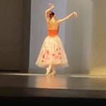 Svetlana Zakharova Instagram – Моя премьера в уходящем 2022 году. П.И. Чайковский. Юрий Посохов “Калифорнийский мак” 🌺
В проекте “Па де де на пальцах и для пальцев” 
22 Декабря. КЗЧ 

Tchaikovsky. Posochov. 
 “California poppy”🌺
 My premiere in the outgoing 2022.  In the project “Pas de  deux for toes and fingers” December, 22. 

 🎻 @vadim_repin_private ❤️
Хореограф: Юрий Посохов ❤️
Художник костюма👗: Елена Зайцева. ❤️
Художник по свету ✨: Сергей Шевченко ❤️