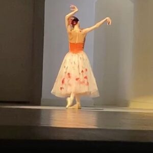 Svetlana Zakharova Instagram - Моя премьера в уходящем 2022 году. П.И. Чайковский. Юрий Посохов "Калифорнийский мак" 🌺
В проекте "Па де де на пальцах и для пальцев" 
22 Декабря. КЗЧ 

Tchaikovsky. Posochov. 
 "California poppy"🌺
 My premiere in the outgoing 2022.  In the project "Pas de  deux for toes and fingers" December, 22. 

 🎻 @vadim_repin_private ❤️
Хореограф: Юрий Посохов ❤️
Художник костюма👗: Елена Зайцева. ❤️
Художник по свету ✨: Сергей Шевченко ❤️