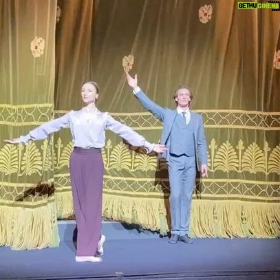 Svetlana Zakharova Instagram - Премьера прошлого сезона в @bolshoi_theatre спектакль Чайка. Только что 22 и 23 октября , прошёл новый блок показов. Уже как правило, оба спектакля отличались по настроению и состоянию.. Разные эмоции, разные взаимодействия с коллегами на сцене.. Что ещё написать? Я люблю мою Аркадину и она отвечает мне взаимностью. ❤️ Этот спектакль надо увидеть.. Как говорится must see😉 Чайка снова прилетит в декабре. Не пропустите 😉 Premiere of last season. Performance The Seagull. October 22nd and 23rd. As always, both performances were different. Different emotions, different interactions with colleagues on stage. Again I discovered new feelings. What else to write? This performance is a must see .. The Seagull will arrive in December. Don't miss 😉 #svetlanazakharova @artemy.belyakov @artemovcharenko_official