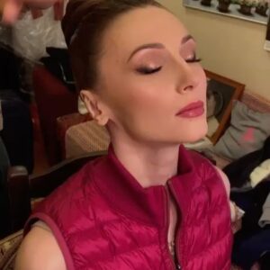 Svetlana Zakharova Instagram - Знаете куда я собираюсь? 
На шоу “Ледниковый период" @ice_1tv ⛸
Было очень круто! Иногда я даже забывала, что ребята танцуют на льду! 
Это невероятно! ✨✨✨
Увидимся на @1tv 😉👋🏻

Спасибо моим любимым @veraromanenko и @sara_sher212  за мой сегодняшний образ!