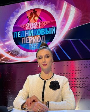 Svetlana Zakharova Instagram - Знаете куда я собираюсь? 
На шоу “Ледниковый период" @ice_1tv ⛸
Было очень круто! Иногда я даже забывала, что ребята танцуют на льду! 
Это невероятно! ✨✨✨
Увидимся на @1tv 😉👋🏻

Спасибо моим любимым @veraromanenko и @sara_sher212  за мой сегодняшний образ!